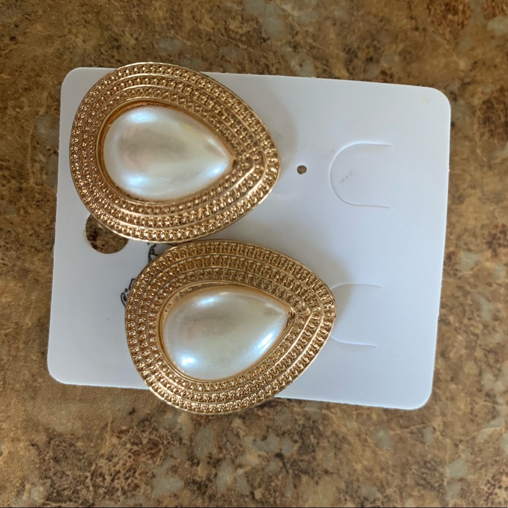 Gold pearled earrings